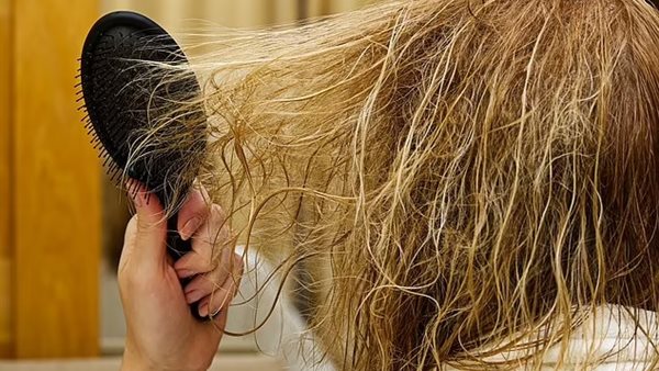 تمشيط الشعر المتشابك