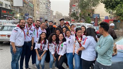 بالزي الكشفي.. قس كنيسة ومجموعة كشفية توزع وجبات إفطار رمضان على المارة|فيديو