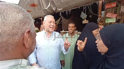 كل حاجة غالية.. محافظ الأقصر لسيدة: لازم نشيل بعض.. والأخيرة ترد: هنشيل لحد أمتى 