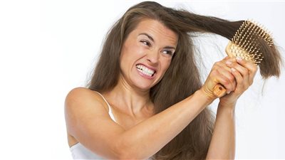 علماء يكتشفون أفضل طريقة للتخلص من تشابك الشعر | دراسة