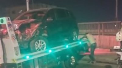 سقوط سيارة من أعلى كوبري صفط اللبن وهروب سائقها بعد تحطيمه السور الحديدي | بث مباشر
