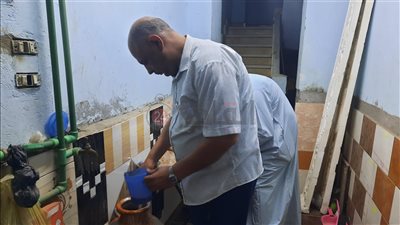 «رمضان بيجمعنا».. قبطي بالمنيا يوزع وجبات السحور على جيرانه المسلمين| صور وفيديو