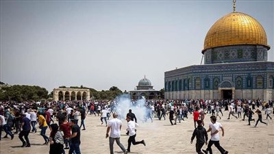 إصابة 19 فلسطينيا في مواجهات مع قوات الاحتلال بمحيط المسجد الأقصى