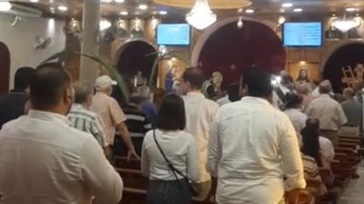 العشرات يحضرون قداس أحد السعف بكنيسة العذراء قبة الهواء في شبرا مصر | بث مباشر