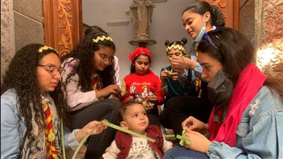 أطفال كنيسة الأنبا بيشوي ببورسعيد يصنعون الحُلي من الخوص في أحد الشعانين | صور وفيديو 