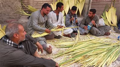  الصليب بـ15 والقلب المضفر بـ25.. بائع سعف بأسيوط: موسم بنستناه كل سنة | صور