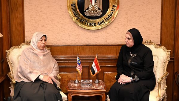 وزيرة الصناعة