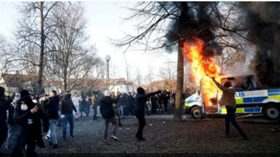 سلوان موميكا يحرق القرآن الكريم مجددًا والشرطة السويدية تعتقل سيدة حاولت منعه | فيديو 