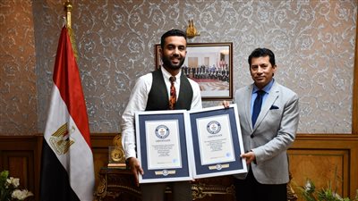 حقق رقمين قياسيين تحت الماء.. وزير الرياضة يُكرم السباح المصري عمر حجازي