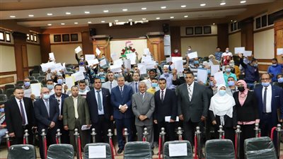 سعفان يسلم 1305 وثائق تأمين ضد الحوادث للعمالة غير المنتظمة في بني سويف