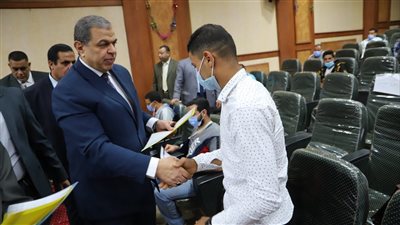 وزير القوى العاملة يسلم 66 عقد عمل لذوي الهمم ببني سويف