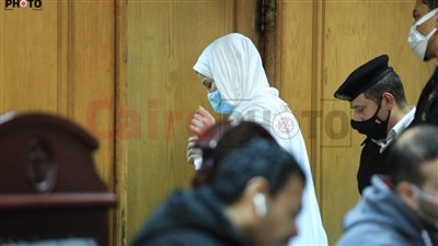 ترحيل حنين حسام للسجن.. وفتاة تيك توك تدخل في نوبة بكاء | صور