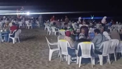 مئات الأسر على شواطئ الإسكندرية للاستمتاع بعد الإفطار رغم برودة الطقس | بث مباشر