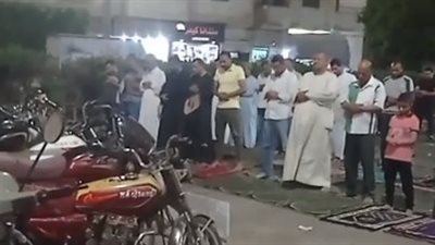 دعاء وخشوع.. العشرات يؤدون صلاة التراويح في مسجد الروضة بقنا | بث مباشر