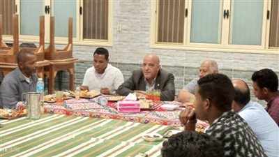 رئيس جامعة أسوان يزور طلاب المدينة الجامعية ويشاركهم إفطار شهر رمضان المبارك  