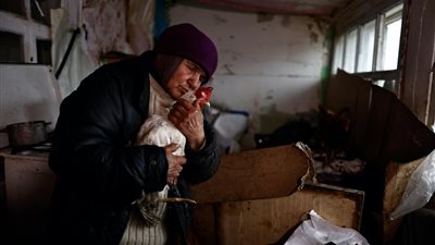 بعد نجاتها من الحرب العالمية الثانية.. عجوز أوكرانية تنقذ حظيرة دجاج من القصف الروسي 