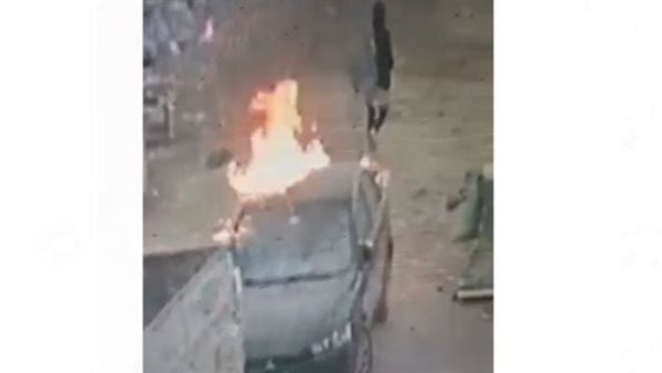سيدة تحرق سيارة 