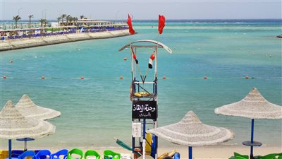 رايات حمراء.. إجراءات احترازية بشواطئ الغردقة نتيجة نشاط الرياح وارتفاع الأمواج | صور