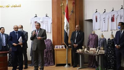 وزير القوى العاملة يسلم 40 شهادة لخريجي الدورات التدريبية على بعض المهن بالقاهرة