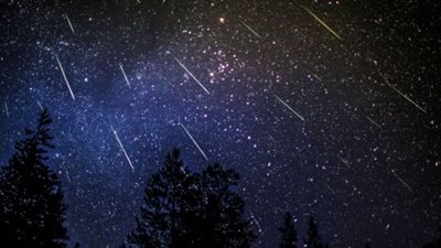 تصل ذروتها 22 أبريل.. أستاذ فلك يوضح تفاصيل ظهور شهب القيثاريات في سماء الوطن العربي