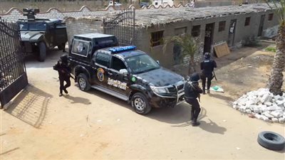 لحظة استهداف أوكار إجرامية لتجارة المخدرات بالمحافظات | فيديو 