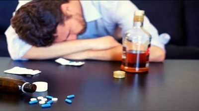 تناول الكحول يسبب القلق والاكتئاب واخصائي تغذية يوصي بطرق لتخفيف التوتر