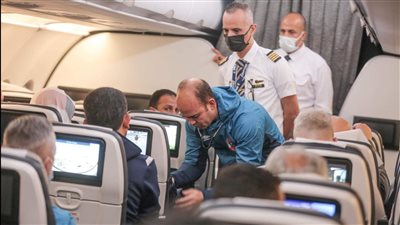 طبيب الأهلي يُسعف سيدة مغربية على طائرة الفريق
