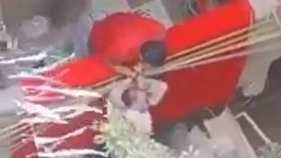 حاول إلقاء طفلته من شرفة منزله بالجيزة.. وأحد الجيران: فوجئنا بالحادث | بث مباشر 