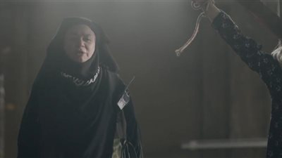 إلهام شاهين تجلد النساء الخائنات خلال أول ظهور لها في مسلسل بطلوع الروح 