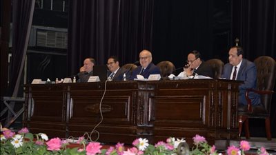 جامعة القاهرة: استحداث برامج دراسية وتعديل لوائح بكليات الطب والآداب والبحوث الإحصائية