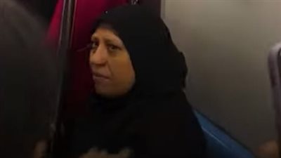 لمي دراعك فيه شباب طالعة ونازلة.. تفاصيل اعتداء سيدة على 3 فتيات داخل المترو اعتراضًا على ملابسهن |فيديو 