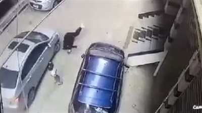 سيارة تدهس سيدة وإصابتها بكسور في المنصورة | فيديو