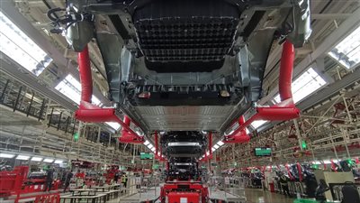 بعد إغلاق استمر ثلاثة أسابيع.. تسلا تعيد 8000 عامل للعمل في مصانعها