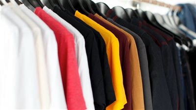 يغني ويرقص.. بائع ملابس بشوارع القاهرة يبتكر طريقة مرحة للترويج لتجارته | فيديو 