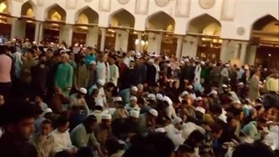 بث مباشر | المئات يتجمعون على أكبر مائدة إفطار بساحة الجامع الأزهر