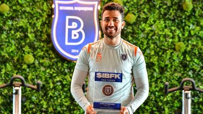 تريزيجيه يتسلم جائزة أفضل لاعب في شهر مارس مع باشاك شهير