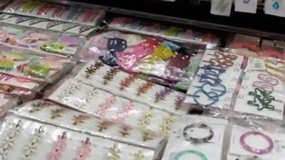 التاتو والسلسلة بـ5 جنيهات.. أحدث الإكسسوارات الحريمي في العتبة قبل العيد | بث مباشر 