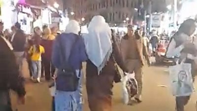 تزاحم لشراء الملابس الجديدة من محال سوق محطة الرمل بالإسكندرية | بث مباشر 