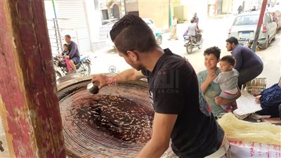 رحلت أم ناصر وبقيت الصنعة.. حفيد أقدم صانعة كنافة يدوي بالفيوم يروي سر النجاح: الفرن البلدي أساس التراث| فيديو