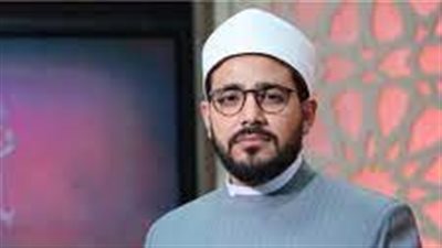 عالم أزهري يحسم الجدل حول حكم القراءة من المصحف داخل الصلاة 
