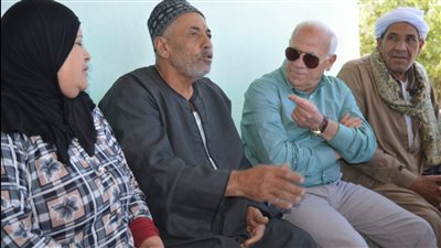 خلال تفقده موسم حصاد القمح.. محافظ بورسعيد يزور أسرة أحد المزارعين بمنزلهم بسهل الطينة