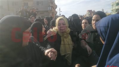  انهيار وإغماء بين صفوف المشيعين لجثمان الـ3 أشقاء ضحايا حادث الإسماعيلية | فيديو