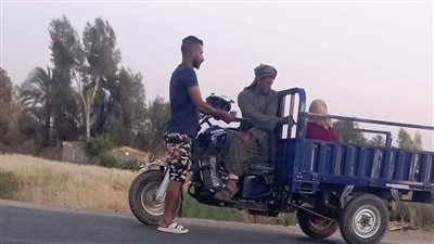 بينزل من الإمارات.. شاب قبطي يوزع وجبات إفطار على الصائمين في قنا