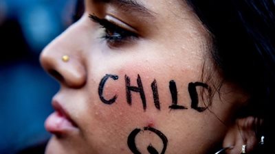 ممارسة العنف عليها..استقالة مديرة مدرسة بعد تعرض طفلة سوداء للتفتيش عارية من قبل الشرطة البريطانية