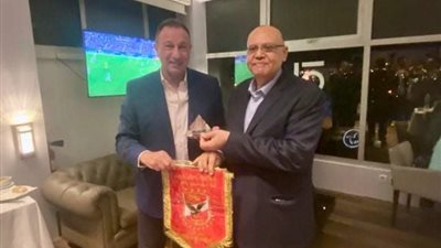 الخطيب يهدي درع وعلم الأهلي للسفير المصري بالمغرب