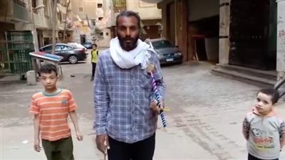 رغم إجراء 8 عمليات في قدمه.. بائع الربابة يبحث عن لقمة العيش بشوارع فيصل | بث مباشر 