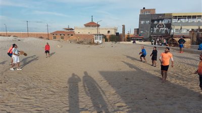 شباب يمارسون رياضة الراكيت على شاطئ بورسعيد في رمضان |فيديو