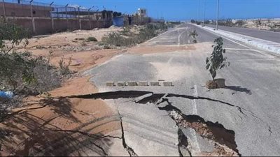 هبوط أرضى مفاجئ نتيجة كسر ماسورة مياه بطريق عجيبة مطروح السياحي 