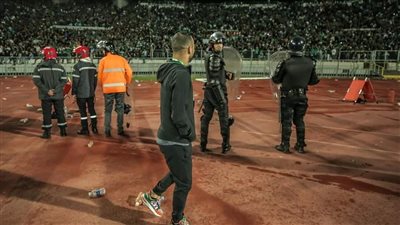 جماهير الرجاء تهاجم بعثة الأهلي فور وصولها ملعب محمد الخامس | صور 