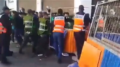 تفاصيل اقتحام جماهير الرجاء المغربي ملعب محمد الخامس والهجوم على بعثة الأهلي | بث مباشر